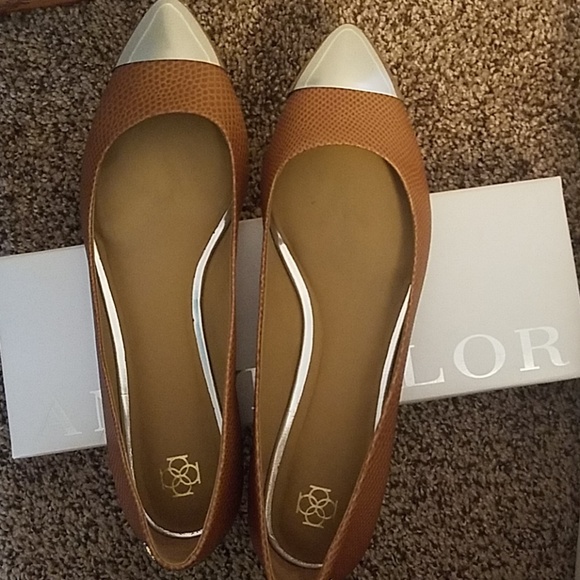 Vince Camuto Ann Taylor leather flats - Picture 2 of 3